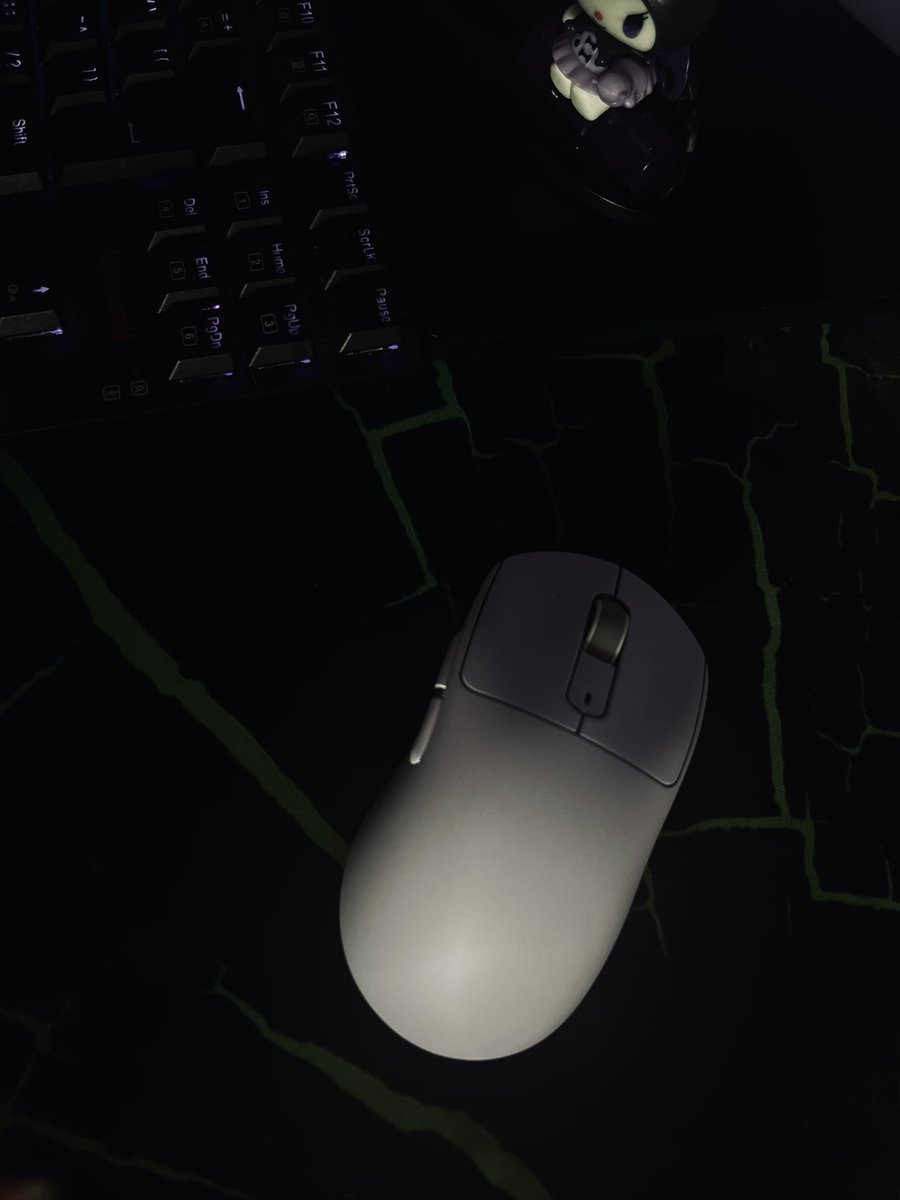 kittyblad3's tweet photo. eu estoy apaixonada pelo meu mouse novo (ignorem o mousepad de kidona https://t.co/wBXKhn8i1B