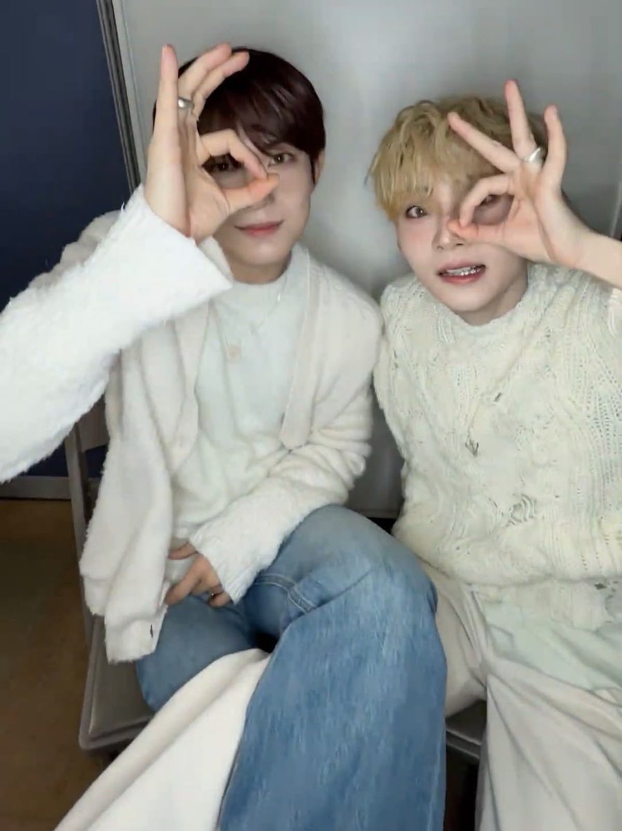 __pec1's tweet photo. 사이좋은울엄빠 https://t.co/PYWRfJMMwu