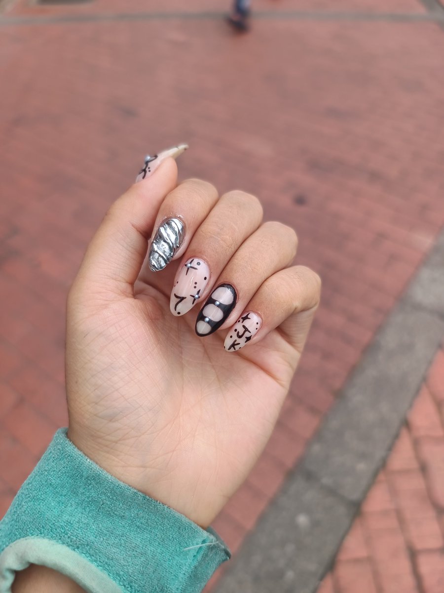 ggukmisoft's tweet photo. Les comparto las uñas que me hice para bts, soy principiante algún consejo para mejorar con la mano no dominante? 🥺 https://t.co/BApHM8ebqd