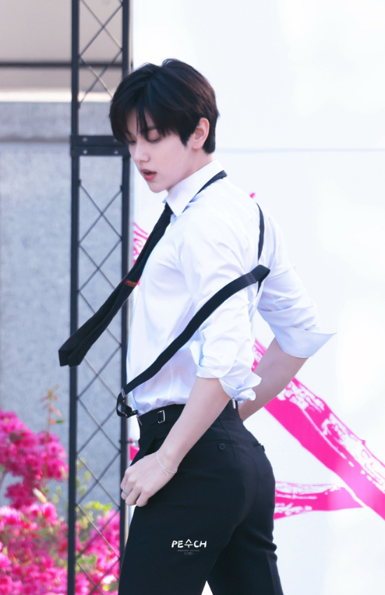 ANjbs_leo's tweet photo. babygirl               WTF
soobin                  soobin https://t.co/QqOjcxJWUT