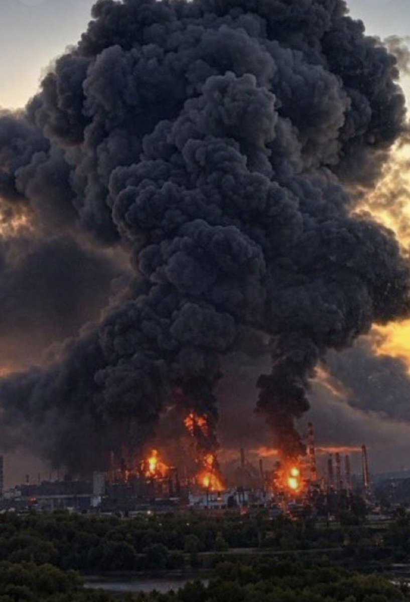 RealAlexJones's tweet photo. Six days after the United States and Russia agreed for both sides to not to hit each other‘s energy systems, Ukraine/NATO launched over 1,600 drones against Moscow in the biggest attack yet! 

The psychotic dictatorship running the unelected EU does not want peace.

They can win a battle, but they have lost the war..