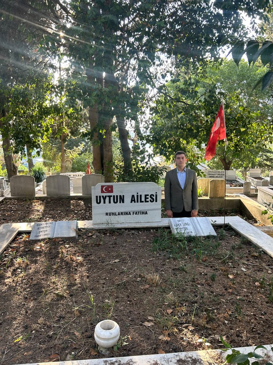 uskudarocak's tweet photo. Üsküdar Ülkü Ocakları olarak, aziz şehitlerimizin kabirlerini ziyaret ederek çevre temizliği ve bakım çalışmalarını gerçekleştirdik.

Vatan uğruna canlarını feda eden
kahramanlarımızı rahmet, minnet ve dualarla anıyoruz. Ruhları şad olsun. https://t.co/hNg4RwW1gF