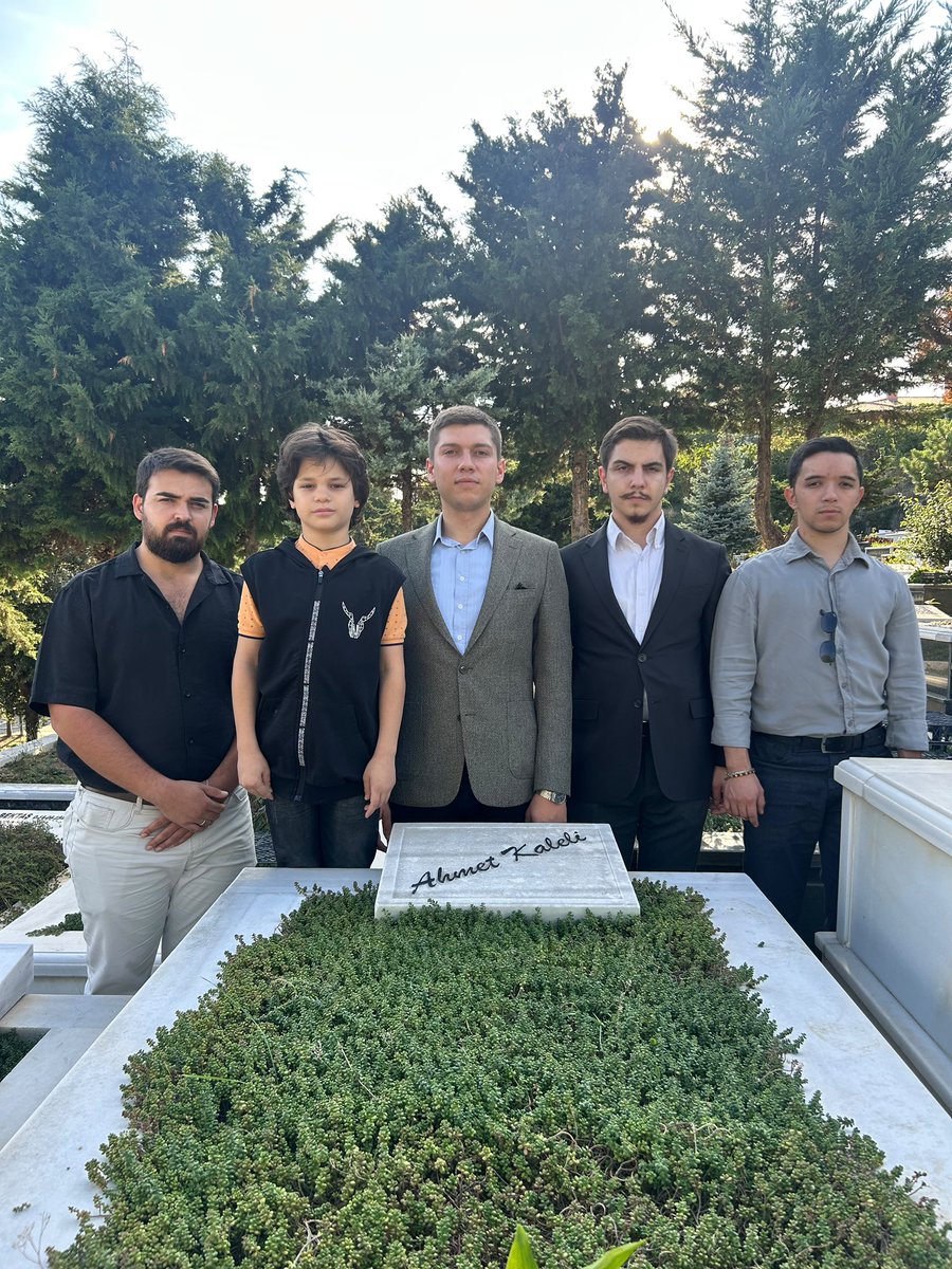 uskudarocak's tweet photo. Üsküdar Ülkü Ocakları olarak, aziz şehitlerimizin kabirlerini ziyaret ederek çevre temizliği ve bakım çalışmalarını gerçekleştirdik.

Vatan uğruna canlarını feda eden
kahramanlarımızı rahmet, minnet ve dualarla anıyoruz. Ruhları şad olsun. https://t.co/hNg4RwW1gF