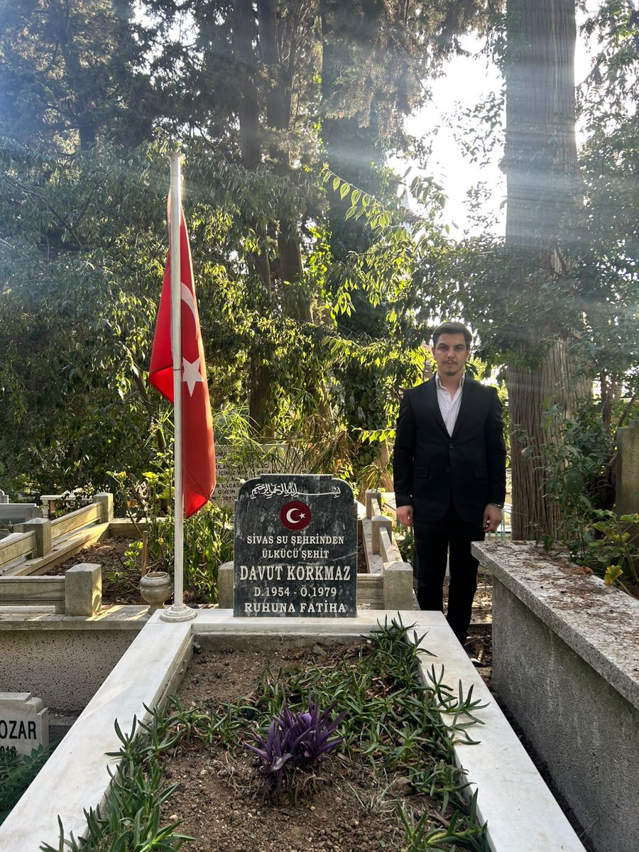 uskudarocak's tweet photo. Üsküdar Ülkü Ocakları olarak, aziz şehitlerimizin kabirlerini ziyaret ederek çevre temizliği ve bakım çalışmalarını gerçekleştirdik.

Vatan uğruna canlarını feda eden
kahramanlarımızı rahmet, minnet ve dualarla anıyoruz. Ruhları şad olsun. https://t.co/hNg4RwW1gF