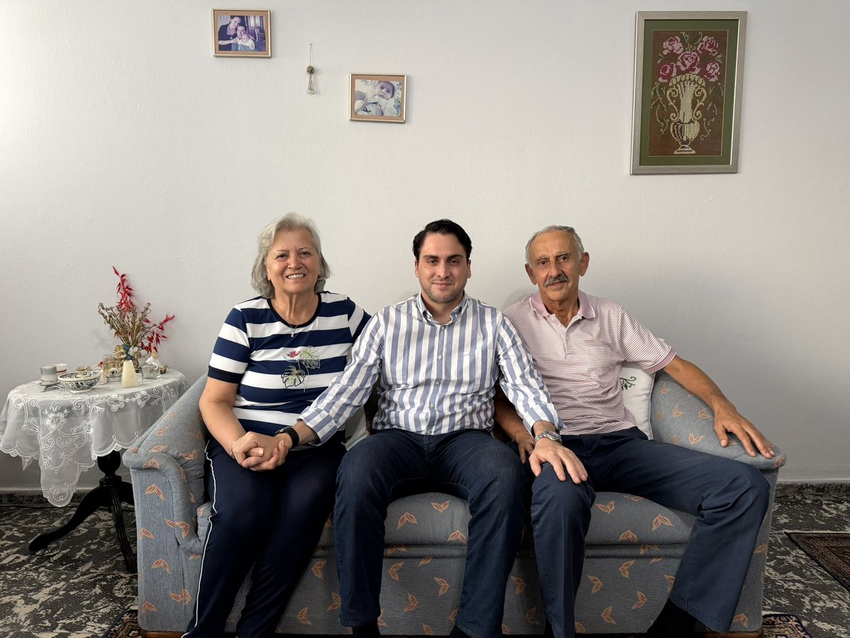 burakkilictc's tweet photo. Milliyetçi-Ülkücü Hareket’e ,Başbuğumuz Alparslan Türkeş’e ve Liderimiz Devlet Bahçeli’ye adanmış ömürler…

Hareketimizin kutlu mücadelesinde; MÇP İzmir İl Başkanlığı, İzmir Ülkü Ocakları İl  Başkanlığı başta olmak üzere birçok önemli vazifeyi üstlenen, ömürlerini Türk milliyetçiliği davasına vakfeden kıymetli büyüklerimiz Ulvi Pınarbaşı ve muhterem eşi Hatice Pınarbaşı annemizi hanelerinde ziyaret ettim.

Yıllar ve görevler değişse de ülkülerinden, sadakatlerinden ve hizmet çizgilerinden bir an olsun ayrılmadan bugün de aynı inanç ve heyecanla davalarına omuz vermeye devam ediyorlar. Bizlere destek oluyorlar.. 

Milliyetçi-Ülkücü Hareket; 58 yıllık şanlı mazisinin, nice fedakârlıklarla yoğrulmuş hatıralarının ve ömrünü davasına adamış böylesine müstesna neferlerinin omuzlarında yükselmiştir.

Dünüyle, bugünüyle ve yarınıyla; böylesine sağlam iradeler, sadık yürekler ve adanmış ömürler var oldukça Ülkücü Hareket’in kutlu sancağı daima yüksekte dalgalanacaktır.

Allah binlerce kez razı olsun..