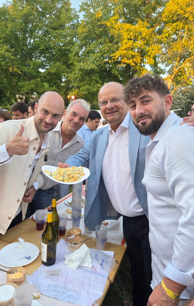 GrudlerCh's tweet photo. En marge de l’université de rentrée du @MoDem, #URMoDem, j’ai été heureux de faire découvrir nos spécialités gastronomiques de Bourgogne-Franche-Comté à tous les participants. Merci à aux bénévoles de BFC pour l’initiative et l’aide apportée à la promotion de notre région ! https://t.co/VBpBUiD2fN