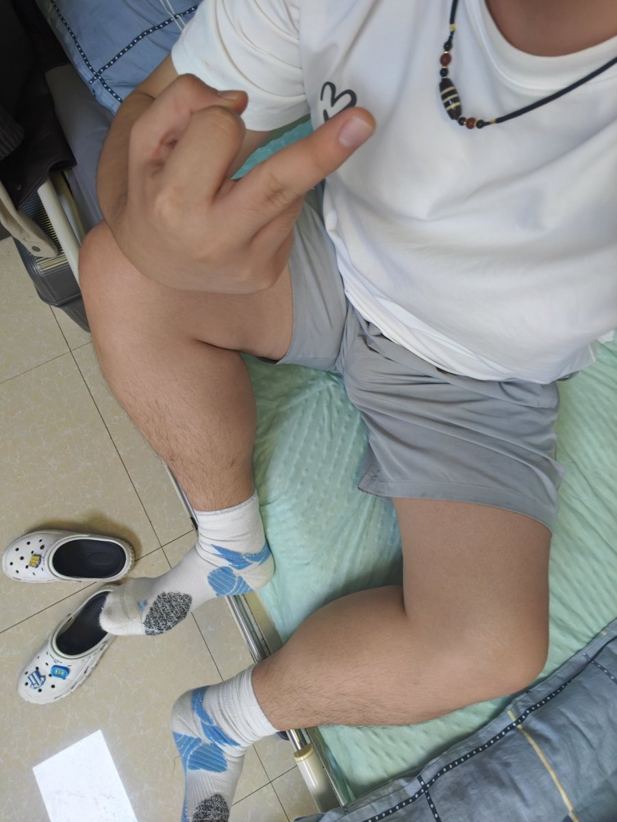 zhusunSR's tweet photo. 骚狗们最喜欢的脚底视角来了，转推私信主播领视频版本，随机语音粗口👿 https://t.co/tQDjMmcgZI