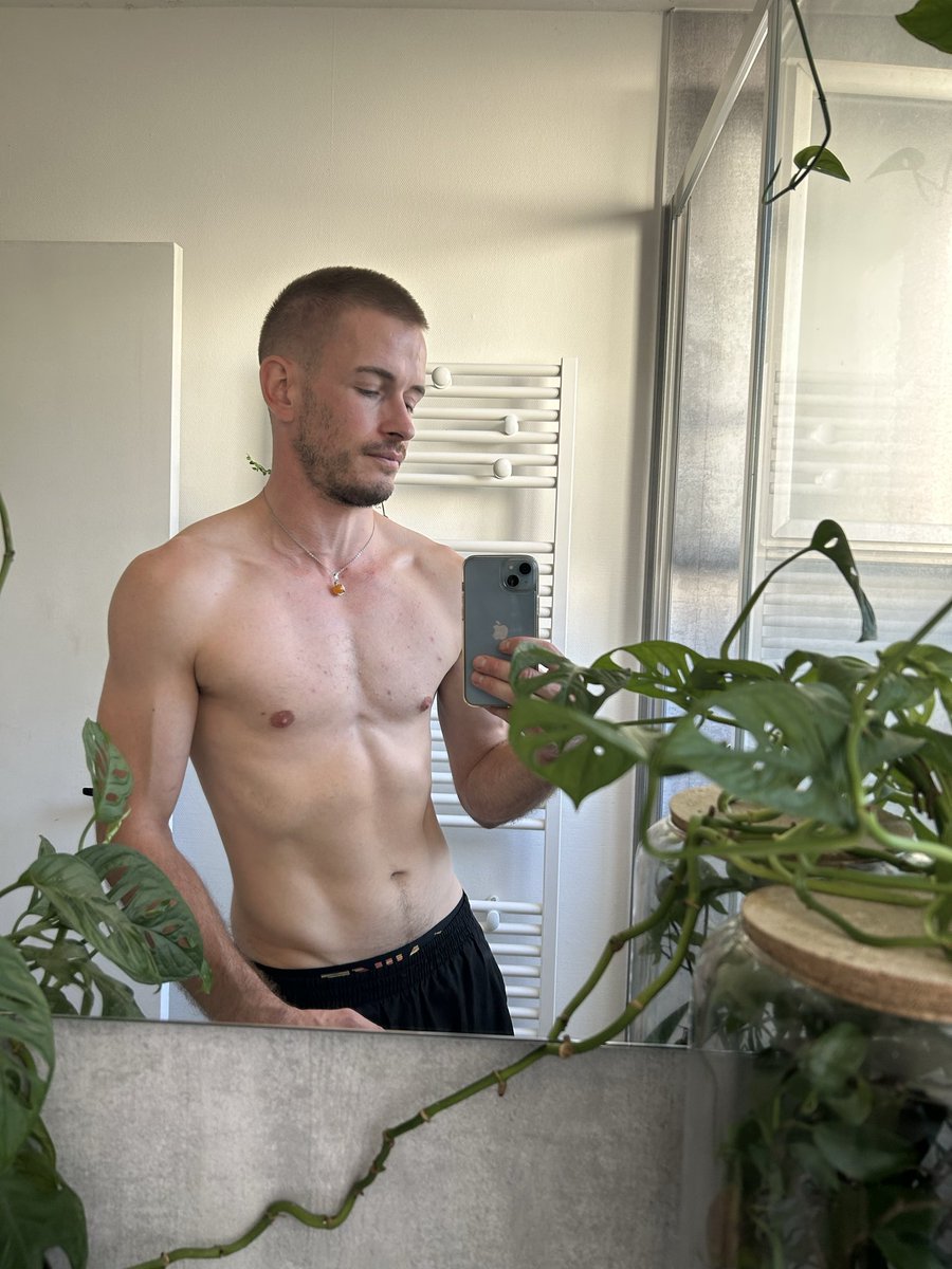 ichrooss2's tweet photo. #LGBTQIAAutumnIsComing on lâche rien 🔥 https://t.co/Rcj1d6A7ZY