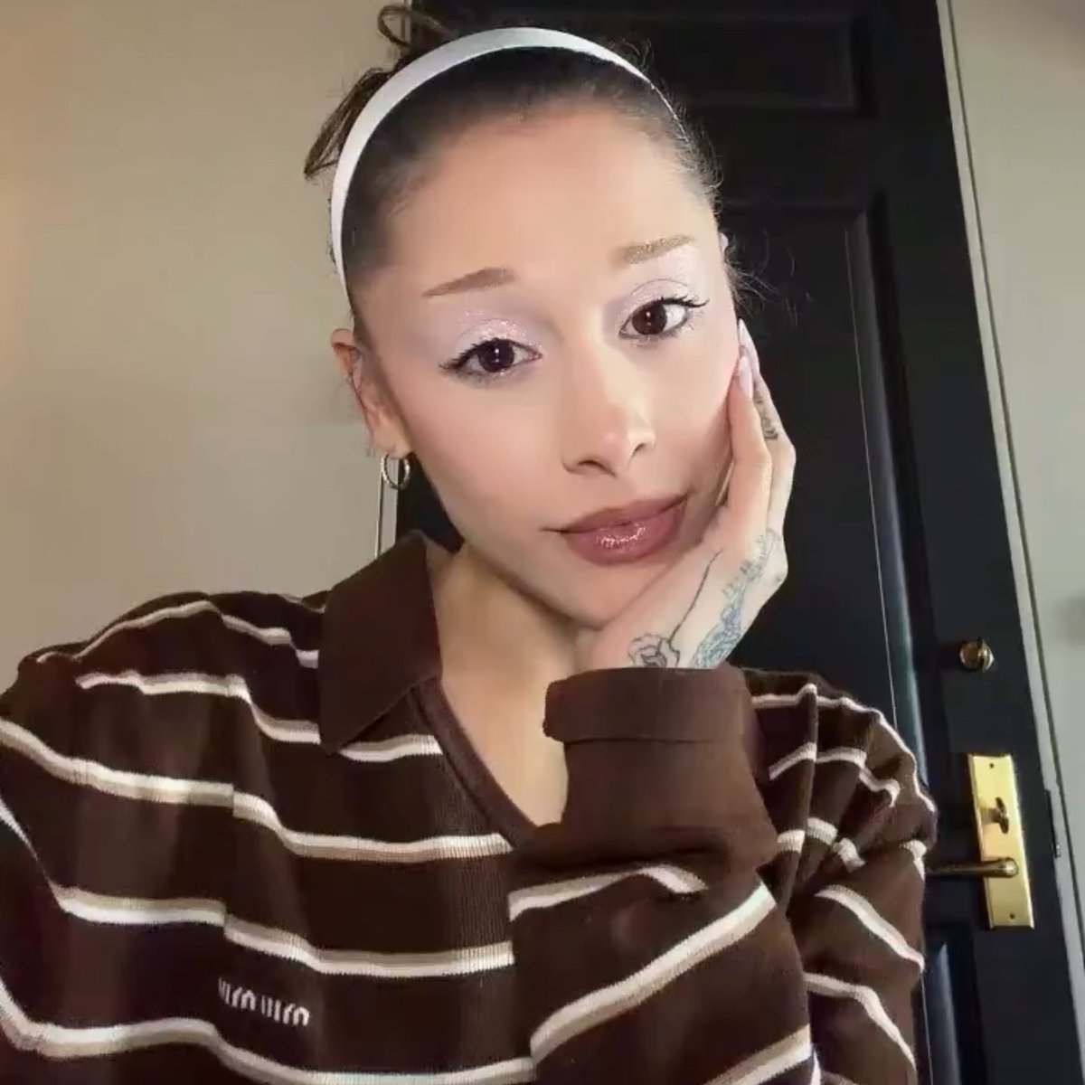 defaultpast's tweet photo. love her gay little sweater collection https://t.co/7nUvBXrk3u