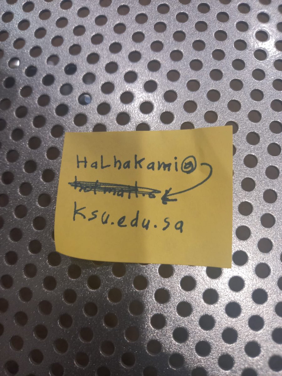 Abdullahuksu's tweet photo. تجاوزات هيثم بن يحيى حكمي.. تقاعس جامعة الملك سعود وغياب نزاهة..
أنا أخوكم عبدالله الراشدي، كفيف وخريج حقوق من جامعة الملك سعود، معدلي 4.96 من 5 ومن أوائل الدفعة بفضل ربي، وحاصل على جائزة العميد للطلاب المتفوقين. أذكر هذا حتى لا يُفسَّر ما حصل لي بأنه تقصير مني.
ما توقعت بيجي يوم وأنحدّ للنشر في مواقع التواصل. وأعرف مسؤولية التشهير وتبعاته. لكن وجدت نفسي أمام خيارين: الصمت وضياع حقوقي، أو الكلام علنًا وتحمل تبعاته.
وصلت إلى قهر الرجال بعد استنفاد القنوات دون معرفة ما جرى. اضطررت للنشر بعدما لم يعد أمامي طريق مجدٍ.
رفعت تظلمًا لرئيس جامعة الملك سعود بسبب إجراءات أراها تمييزية

من هنا بدأت الحكاية: أربعة اختبارات في يوم واحد

بتاريخ 27 فبراير 2025، تزامنت عندي أربعة اختبارات في يوم واحد. ولذوي الإعاقة ترتيبات تيسيرية منظمة فعلًا. طلبت إعادة الجدولة مسبقًا، لكن طلبي رُفض بدعوى الحد منها.
ظهر لي تفاوت واضح؛ فمن تغيب حصل على اختبار بديل، بينما طلبت الجدولة مسبقًا لظرف مرتبط بإعاقتي يستند لحق منظم ولم تتم الاستجابة.
بعدها بدأت رحلة ثمانية أشهر من المتابعة والاستنزاف مادي-معنوي. ووصلت إحالات من الديوان الملكي والهيئة الملكية لمدينة الرياض بعد الرفع لهم مني، ولم أصل إلى جواب واضح.

ثمانية أشهر من المتابعة.. هل كنت أبحث عن درجة؟

والله ما كان طلبي درجة ولا زيادة في المعدل، وما خسرته لا يتجاوز 0.01. كنت أريد معرفة: لماذا حصل هذا؟ وكيف نضمن ألا يتكرر مع طالب آخر من ذوي الإعاقة البصرية؟
كنت مضطرًا للمتابعة حضوريًا، وكل مراجعة تعني مرافقًا ونقلًا وتكلفة، ولولاها لما عرفت شيئًا حتى اليوم.
تنبيه مهم لم يصدر منهم أي مبادرة حسن نية تجاهي طوال سنة ونصف؛ فلو لم أحضر كما ذكرت لكنت مغيب حتى هذه الساعة.

معاملة عاجلة وطارئة.. ثم 73 يومًا من الانتظار

بعد تدخل الجهات الخارجية أُحيلت المعاملة إلى المستشار القانوني هيثم بن يحيى حكمي، مدير وحدة التظلمات لدى مكتب رئيس الجامعة المكلف. وبتاريخ 13/11/2025 صدّرها مكتب رئيس الجامعة عاجلة وطارئة.
لم يُعطني رقم المعاملة، وإنما بريدًا إلكترونيًا كتبه بخط يده. راسلتُه عن مصيرها ووضحت تبعات استمرار التهميش ولم أتلقَّ إجابة.
وبقيت المعاملة لديه 73 يومًا، ثم أُغلقت دون أن أعرف نتيجتها.
تؤمنون بالله أني ما عرفت النتيجة إلا يوم 29 يناير 2026؟
ما اتصل بي أحد ولا وصلتني رسالة؛ عرفتها بعد مراجعات متكررة.

وبعد 73 يومًا.. هذا كان الجواب

النتيجة لم تتناول أصل تظلمي، بل عدم جواز إعطائي ردًا خطيًا استنادًا إلى مبادئ قضائية.
سؤالي: وش علاقة هذا بأصل مشكلتي؟
لم أكن أسأل عن حقي في ورقة، بل عن سبب ما وقع وطريقة التعامل مع طلبي والتفاوت في تطبيق الإجراءات.

الصدمة الأكبر: شكوت هيثم.. فعادت الشكوى إلى هيثم

رفعت شكوى تفصيلية ضد هيثم بن يحيى حكمي إلى رئيس الجامعة، مدعومة بالمستندات والشهود، وسُجلت برقم 21179 لعام 1447 بتاريخ 16 فبراير 2026.
ثم جاءت الصدمة: شكواي ضد هيثم أُحيلت إلى هيثم نفسه.
وبقيت دون رد حتى الآن، رغم تذاكر المتابعة:
4589 بتاريخ 10/08/2026
6934 بتاريخ 03/09/2026
7451 بتاريخ 10/09/2026
الشكوى تتضمن 24 مرفقًا ومراسلات واشارة سجلات إلكترونية لدى الجامعة.
المشكلة لم تعد مجرد تأخير؛ من شكوت تصرفاته أصبح طرفًا في مسار الشكوى المقدمة ضده.

24 مرفقًا وشكوى معلقة.. فانتقلت إلى نزاهة

بناءً على استشارة المحامي الإداري الأستاذ علي الزهراني، تقدمت بتاريخ 22/04/2026 ببلاغ رسمي إلى هيئة الرقابة ومكافحة الفساد “نزاهة”، بشأن ما أراه إساءة لاستعمال السلطة في التعامل مع شكوى مقدمة ضد الشخص نفسه.
وللإنصاف، كان تعامل الهيئة معي محترمًا، لكنني لم أصل حتى الآن إلى رد واضح على الشكوى والنظر فيها بشكل مستقل.

بعد كل هذا.. ماذا أطلب؟

أنا لا أطلب ريالًا واحدًا. لا أطلب تعويضًا، ولا درجة، ولا امتيازًا.
كل ما أطلبه أن تنظر جهة مستقلة ومحايدة في مستنداتي، وتراجع السجلات، وتسمع الأطراف، وتحقق بمهنية، ثم تحاسب أي مقصر إذا ثبت التقصير.
أريد أن أعرف لماذا حصل ما حصل، وأن تُرد لي كرامتي واعتباري، وألا يمر طالب آخر من ذوي الإعاقة البصرية بنفس التجربة.
راجعت، وراسلت، ورفعت للجهات المختصة، وانتظرت شهورًا. ولهذا وصلت إلى النشر.

السؤال الذي ما زال بلا جواب

ما زالت شكواي معلقة:
ليش حصل كل هذا؟ ومن يحاسب المقصر إذا كانت الشكوى نفسها تعود إلى الشخص المشكو في حقه؟

👇

@_KSU

@nazaha_gov_sa