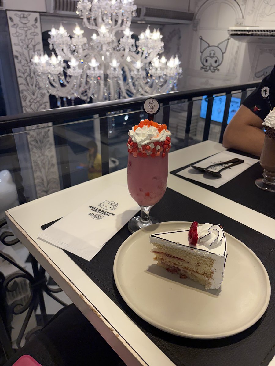 swifolklore's tweet photo. lembrando de quando eu fui na liberdade e achei esse restaurante da hello kitty la uma gracinha mds https://t.co/En1yLVOrLc