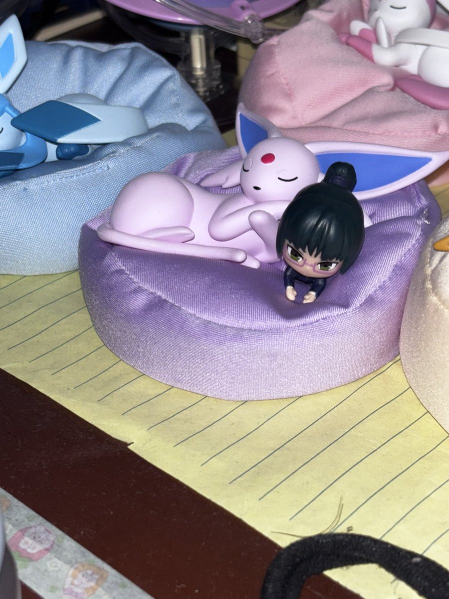 gngrayas's tweet photo. i have no fucking clue where my mom found my #mini maki but SHE PUT HER RIGHT BESIDE SLEEPING ESPEON OMYYY https://t.co/WxHqLQC3VD