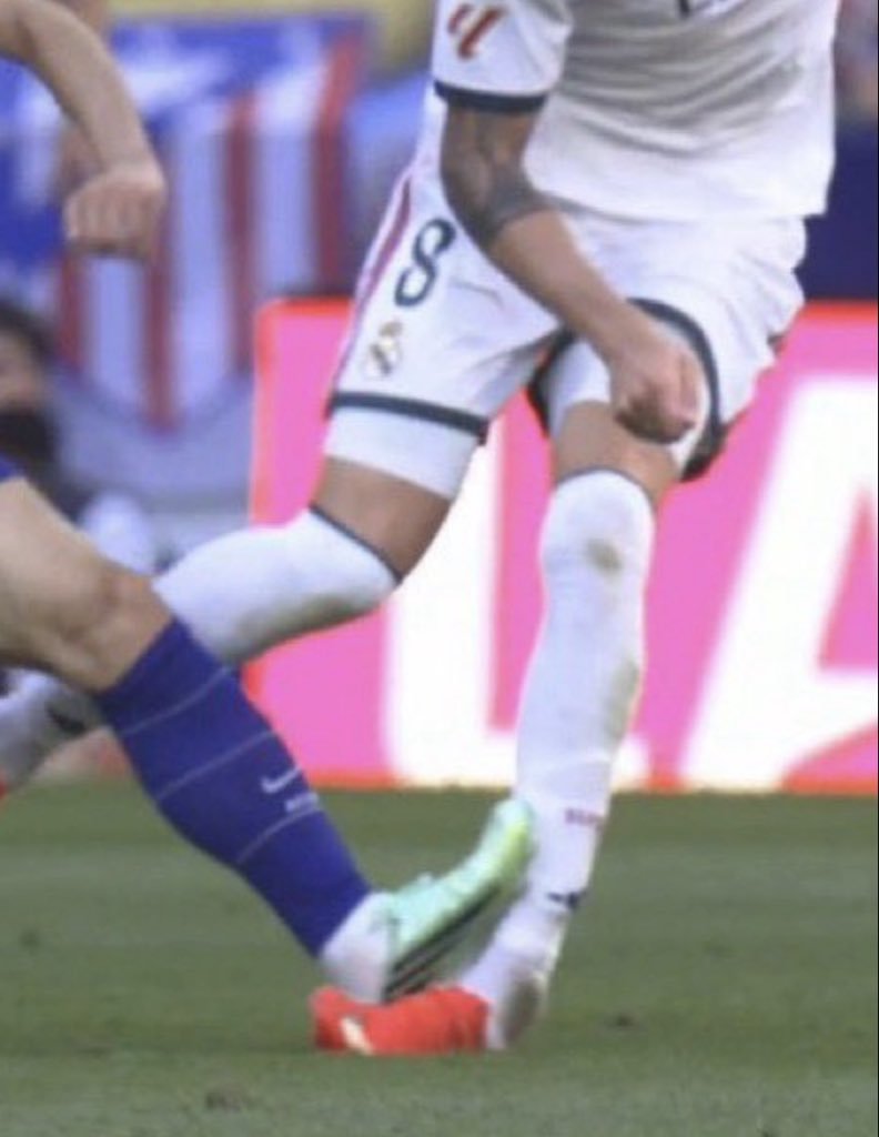 Paul_Tenorio's tweet photo. Te roba un esbirro del Cártel que el otro día atracó al Athletic en el Camp Nou mientras colegueaba de risas con Raphinha, Lamine y Pedri.
Cada año es un paso más.
Sólo les falta salir un día al Bernabéu y mear o escupir en el escudo del Madrid.
Hay q irse y q se mueran de hambre https://t.co/r79fJhswN7