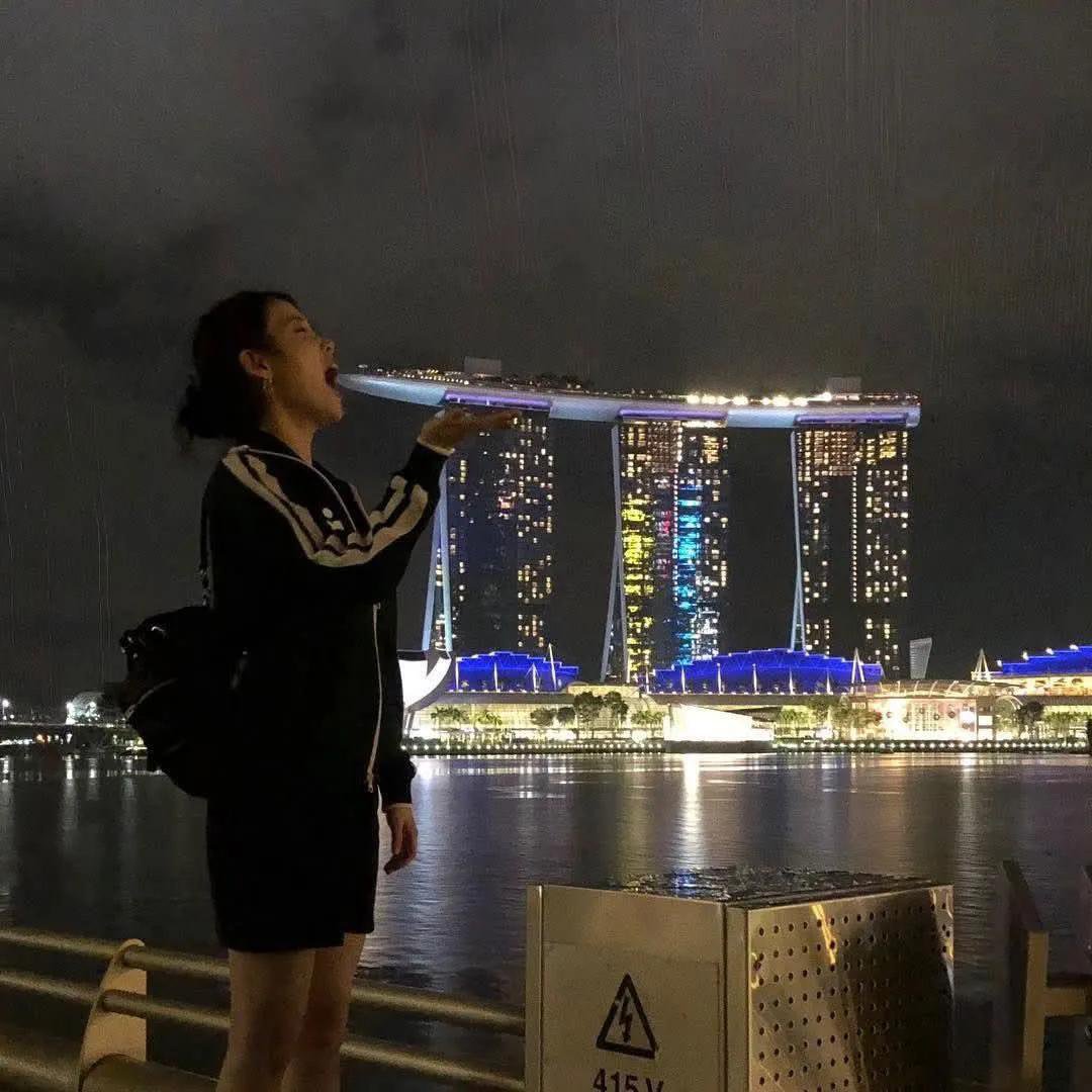 aaeify's tweet photo. IU and BWS serving the SAME pose in Singapore?! Coincidence? I think NOT… okay, maybe it is! Anyway, just for entertainment purposes, don’t mind me, I’m just connecting imaginary dots again. https://t.co/m4vZUJ62eU