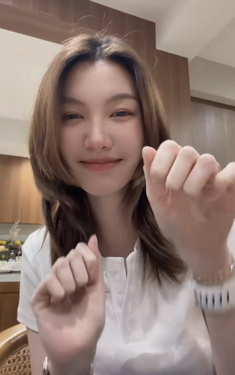 Kaoxkwong's tweet photo. ชั้นไม่ได้จิ้นนะ แต่เค้าว่าคนเป็นแฟนกันหน้าจะเหมือนกันเข้าไปทุกวันนี่เรื่องจริงอะ (เหนด้วย) https://t.co/RwRRND0kmJ