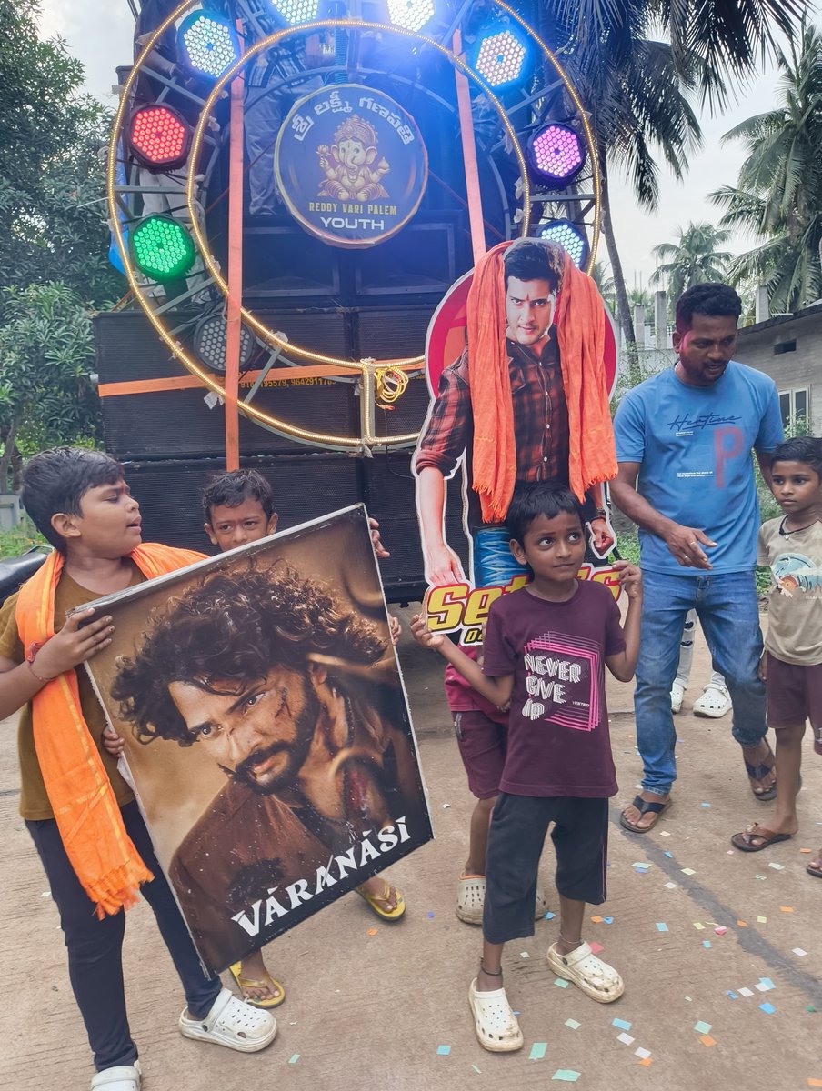 RudhraVaranasi's tweet photo. Children's love... 
Children's affection...  
Children's admiration...

Future FANs - Future FANism ❤️❤️❤️ https://t.co/zfGgrOJSWn