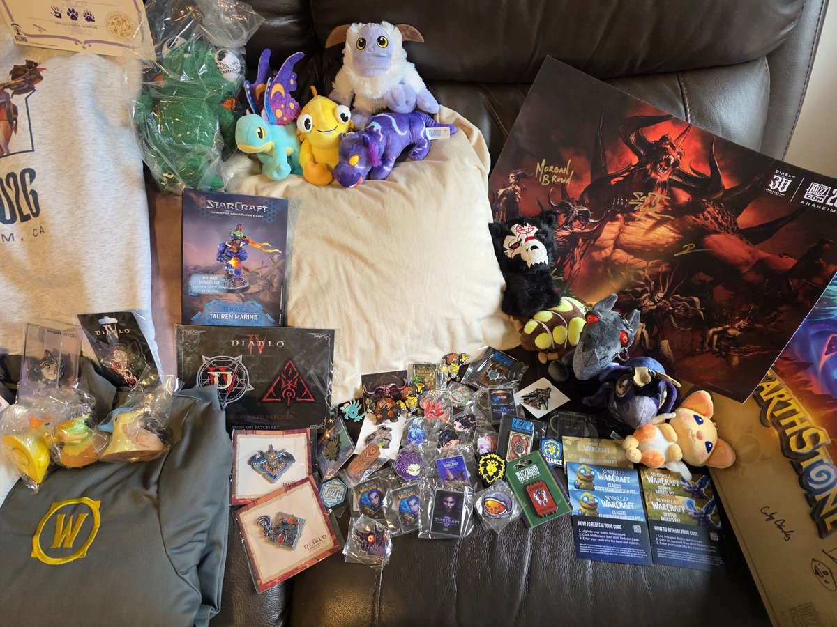 KatranaBelmont's tweet photo. Primera #Blizzcon IRL. Una experiencia diferente, pese al caos del viernes y sรกbado. Las cosas como son.
El domingo fue 10/10
Me vengo cargada de recuerdos, experiencias, charlas y momentos muy especiales.
Gracias a todos por hacer posible #Blizzcon26
Y este es mi loot ๐ฅฐ https://t.co/qHn2YYRoAk