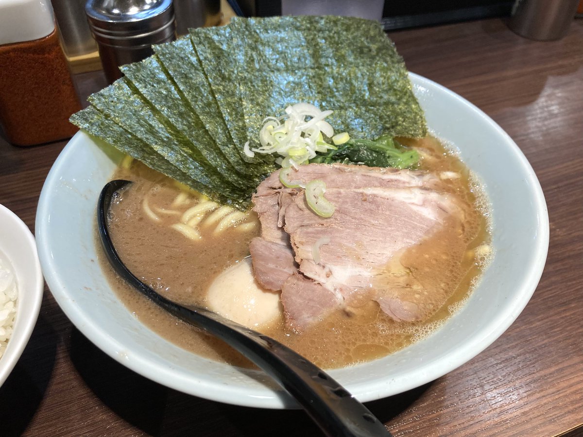 NLNL98's tweet photo. 少しワイン飲んでラーメンしこたま食べたら、帰ってすぐ寝てもうた
渋谷の侍、うっすら豚臭さはあるけど醤油のキレがあって、それなりに旨味も感じられ悪くなかった
ライス中でも量あったし、トッピングも良心的な値段なのが良かったかな https://t.co/vsFfyGLsYO