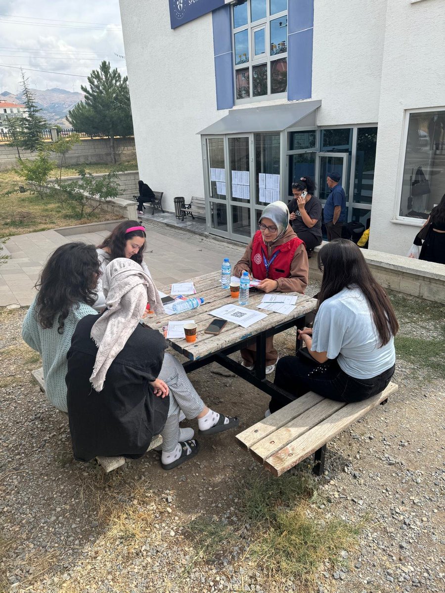 GSB_SandikliGM's tweet photo. Yeni Şehrinize Hoş Geldiniz Gençler!

Sandıklı Gençlik Merkezi olarak Esma Sultan KYK Yurdu'nda Şehrimize yeni gelen gençlerimizi karşılamaya bugün de devam ediyoruz. 

Şehrimize yeni gelen gençlerimizi ve ailelerini karşıladık, Gençlik Merkezimizi ve Faaliyetlerimizi tanıttık.😊 https://t.co/uuIAnb391k