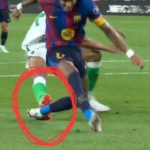 DjalonFouta's tweet photo. Je ne Jamais vu un club qui pleure autant sur l'arbitrage que le Real Madrid, en plus ils ont honte de rien toute leur farce existe mais Non c'est toujours pareille chaque match ils se sont fait volé c'est inacceptable etc.....
😱😱🤣😂🤣🤣🤣🤣🤣🤣🤣 https://t.co/NUtJnthrwM