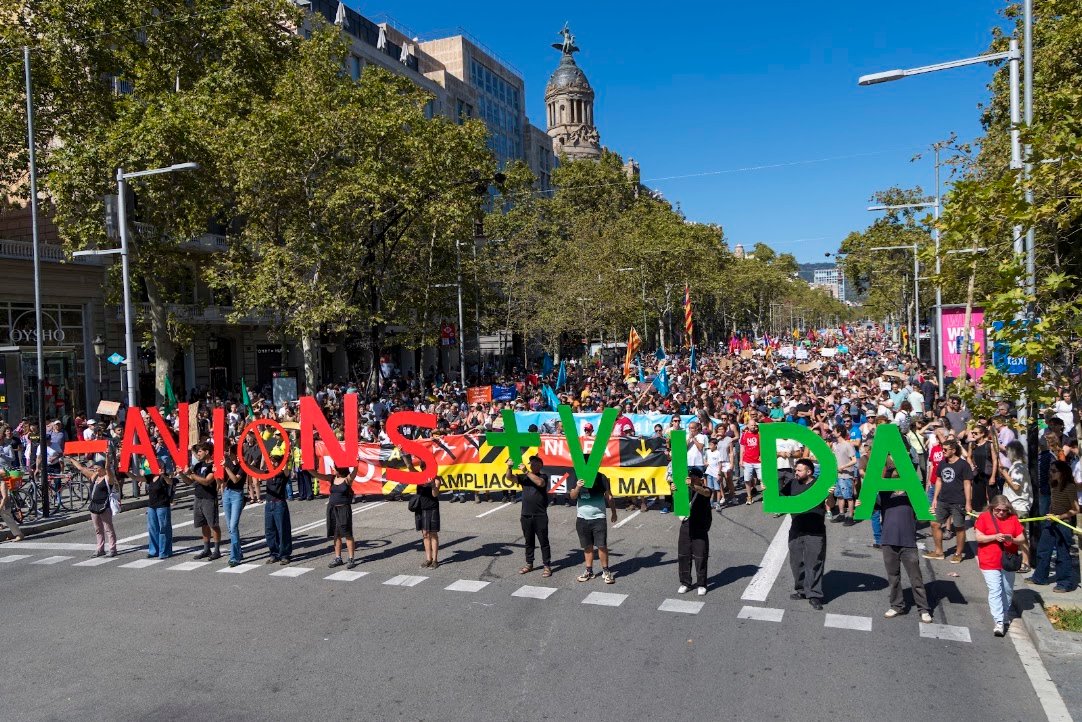 zeroportbcn's tweet photo. 30.000 gràcies! 
La manifestació ha estat un èxit i no hauria estat possible sense l'esforç col.lectiu de moltes persones i entitats. 
La lluita contra l'ampliació de l'aeroport continua‼️

Fotos @amandaverdugoacosta https://t.co/plU6KWLyQC