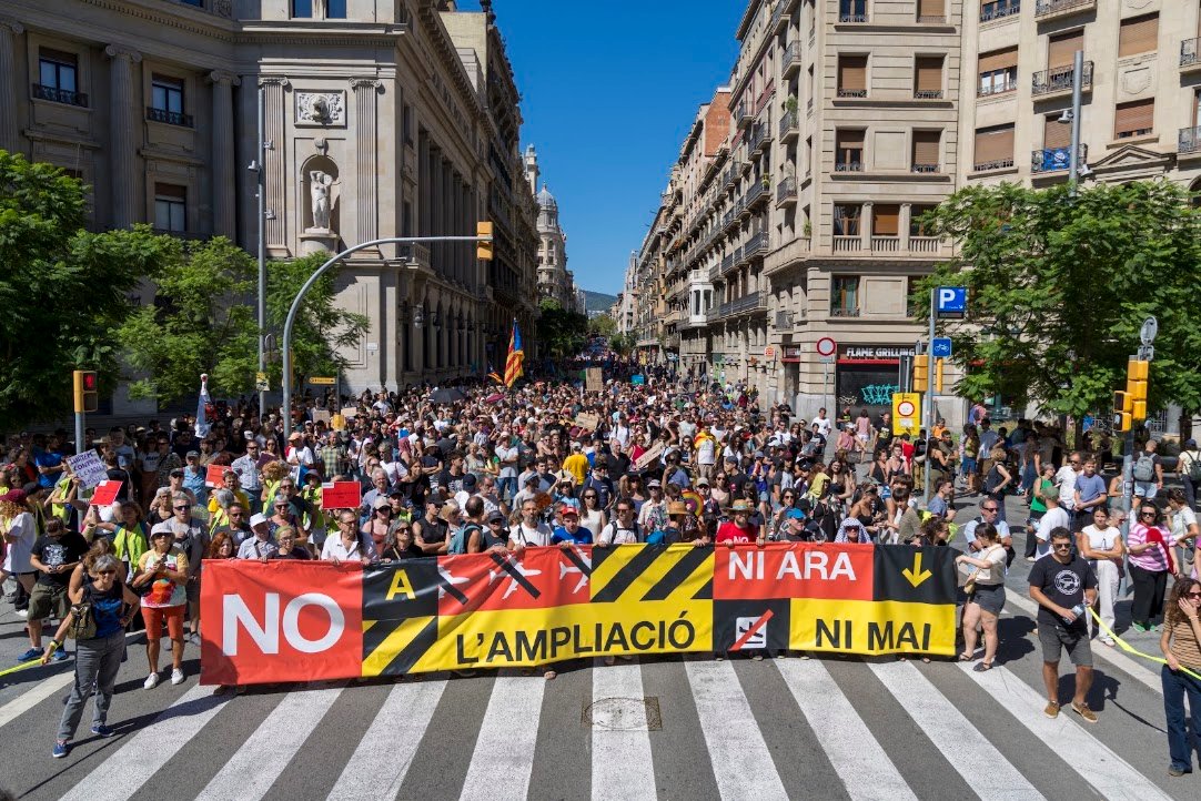 zeroportbcn's tweet photo. 30.000 gràcies! 
La manifestació ha estat un èxit i no hauria estat possible sense l'esforç col.lectiu de moltes persones i entitats. 
La lluita contra l'ampliació de l'aeroport continua‼️

Fotos @amandaverdugoacosta https://t.co/plU6KWLyQC
