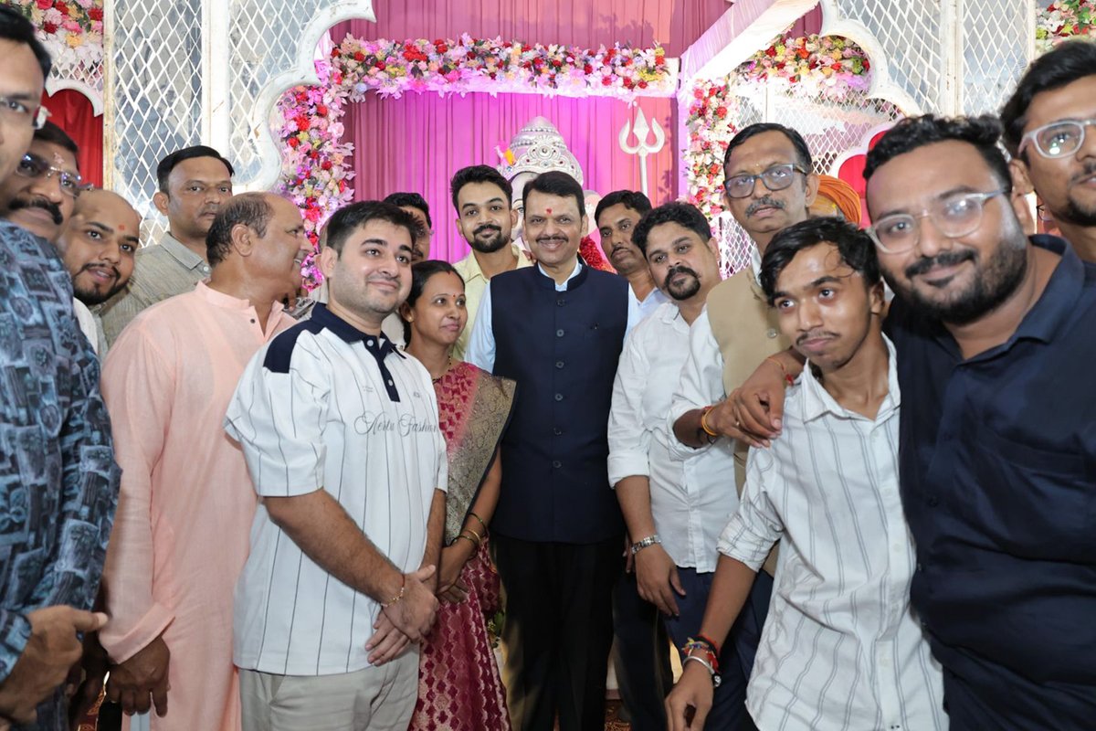 Dev_Fadnavis's tweet photo. जय जय श्री गणराज विद्या सुखदाता। 🚩

🌺 नागपूर येथील नंदनवनचा राजा श्री गणपती बाप्पाचे मनोभावे दर्शन घेतले. समाजात ऐक्य, बंधुभाव आणि शांती नांदावी, अशी म��ोभावे प्रार्थना केली. यावेळी मंडळाने केलेल्या जिव्हाळ्याच्या स्वागत आणि सत्काराबद्दल मनःपूर्वक कृतज्ञता.

#Maharashtra #GanpatiBappaMorya #Ganeshotsav