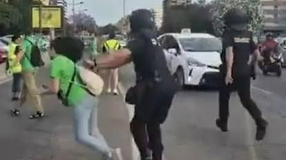 monteolivetanus's tweet photo. ¿Te acuerdas cuando Feijóo se solidarizó con la profesora jubilada de València agredida? Yo tampoco. https://t.co/3NB525oqmD