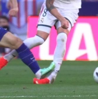 AFLION7's tweet photo. في ديربي مدريد الحكم رجل المباراة والمؤثر الأول على النتيجة.

"أتجاهل الأخطاء وأعطي أتلتيكو حرية الضرب وأشحنك نفسيًا وتكثر أخطاءك وتطلع من جو المباراة وتتعثر"
سيناريو متكرر، برافو 👏 https://t.co/Djch1We3Vm