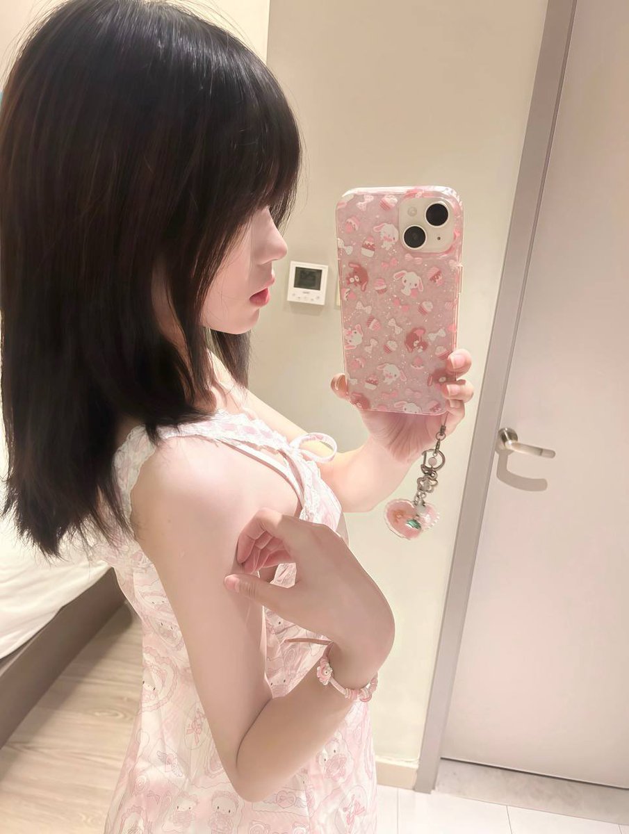 lisa04rd7's tweet photo. 这个点还有人吗？新鲜出炉

刚拍形体课照，有人评锐吗？  

是粉哒！！看完不许瞎说🫣 https://t.co/8BjozMhTyJ