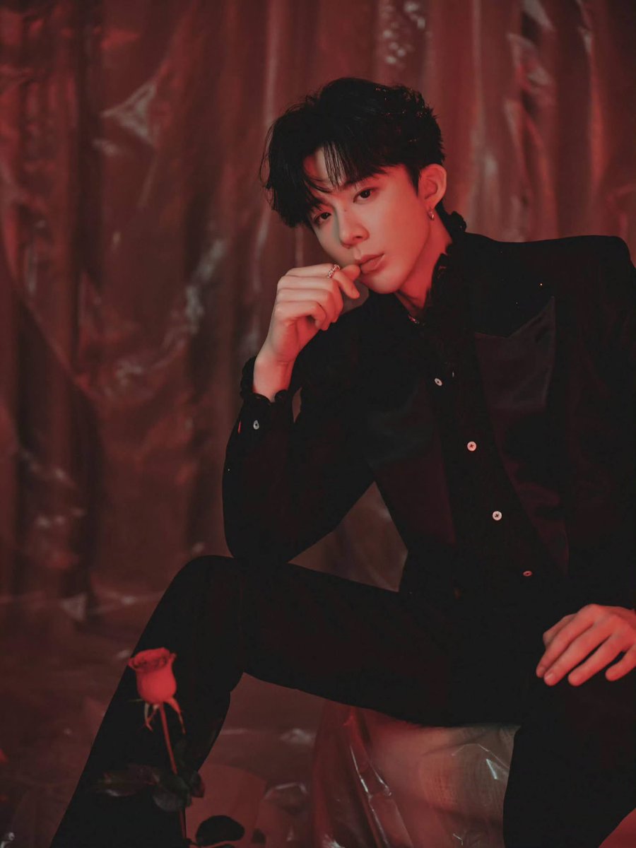LiuYuningIntFC's tweet photo. Light drifts, shadows fall. As the notes of 《“Flower Is Too Fragrant” / Hua Tai Xiang 》 rise, memories and lingering obsessions surge. Some stories of the jianghu have always existed only between light and sound.

©️🧣刘宇宁LYN工作室

#2026湾区升明月
#刘宇宁
#LiuYuning https://t.co/3ScJmwjpTu