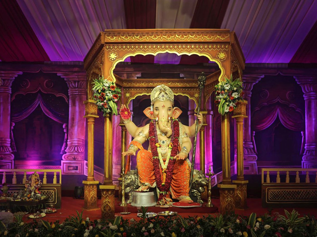 Dev_Fadnavis's tweet photo. ॐ गं गणपतये नमो नमः 🙏🚩

🌺 नागपूर येथील हिंदू एकता प्रतिष्ठानच्या श्री गणपती बाप्पाचे मनोभावे दर्शन घेतले. यावेळी राज्यात सुख-समृद्धी आणि शांतता नांदावी, अशी प्रार्थना केली. यावेळी मंडळाने केलेल्या स्वागत व सत्कार���साठी मनःपूर्वक धन्यवाद.

#Maharashtra #GanpatiBappaMorya #Ganeshotsav