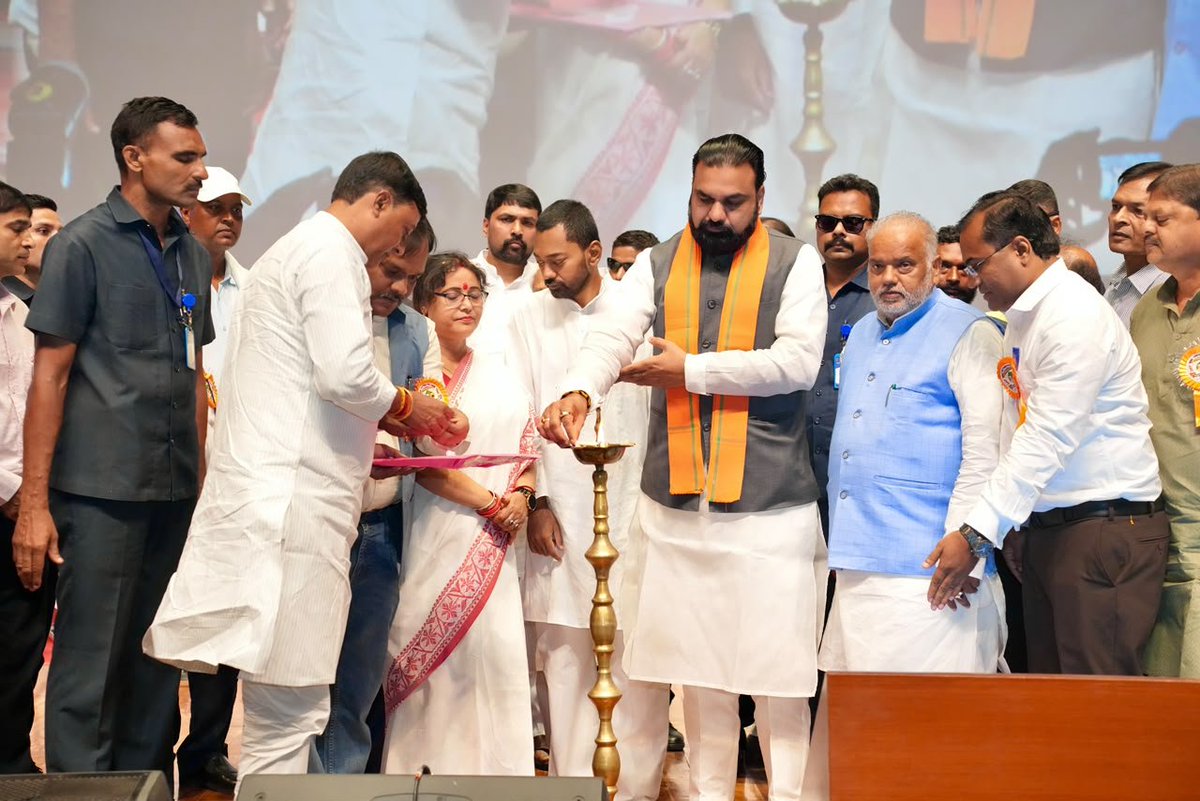 officecmbihar's tweet photo. माननीय मुख्यमंत्री श्री सम्राट चौधरी जी आज सम्राट अशोक कन्वेंशन केंद्र स्थित बापू सभागार में आयोजित विकसित बिहार : नींव से निर्माण तक महामंथन सह लव-कुश प्रतिभा सम्मान समारोह में शामिल हुए। https://t.co/NFyX6XW5LK