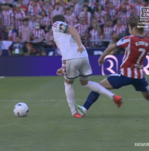 TouchlineX's tweet photo. 🚨 𝗡𝗘𝗪: VAR may have made a HUGE mistake after Kang-in Lee caught Federico Valverde directly on the ankle with his studs, despite having no chance of playing the ball!

The referee did not even show a yellow card, while VAR decided NOT to intervene for a potential red card. https://t.co/Zff5rH9qgc