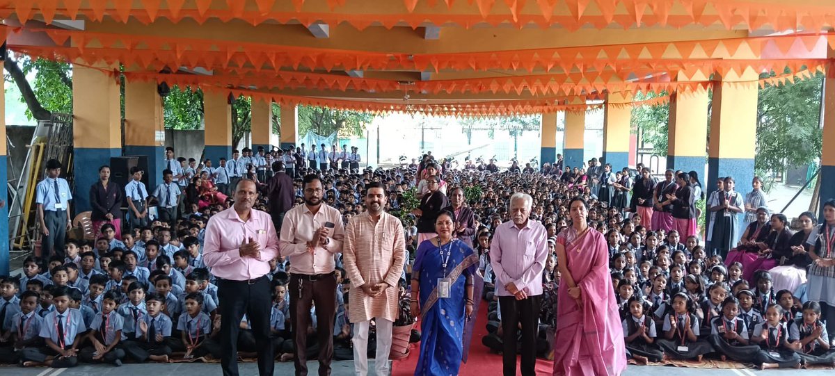 VTripathiINC's tweet photo. गत दिवस भोपाल के प्रतिष्ठित शैक्षणिक संस्थान संस्कार भारती विद्यापीठ में आयोजित श्री गणेश महोत्सव में शामिल होने का शुभअवसर मिला

संस्थान के सभी सम्मानित सदस्य एवं होनहार,प्रतिभावान विद्यार्थियों की उपस्थिति में श्री गणेश स्तुति की
🕉️ गणेशाय नमः
#VTripathiINC #गणेश_उत्सव #ganesh https://t.co/OCcxRvYOSe