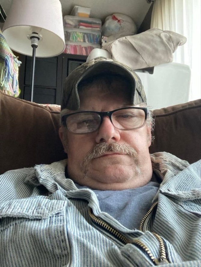 Daiane2311's tweet photo. I'm single and truck driver I need a wife https://t.co/C5UKz0DlzO
