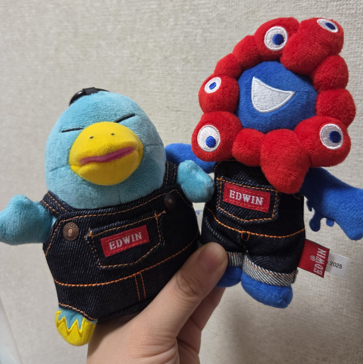 R_e_set's tweet photo. EDWINのミャクミャク様とEDWINのイコちゃんを買いましょう　おそろだよ！← https://t.co/4nl2nhAoWw