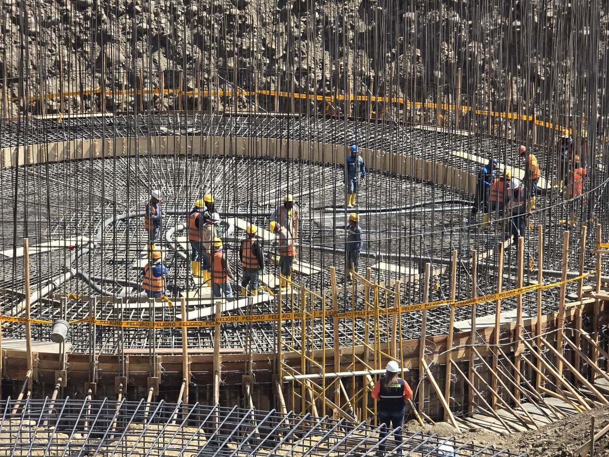 ETAPAOficial's tweet photo. 🚧 ¡La PTAR Guangarcucho avanza a paso firme! 🏗️💧

Hoy se cumple un nuevo hito en esta importante obra: la fundición del primer digestor, una estructura fundamental dentro del proceso de tratamiento de las aguas residuales.
🌿 

Guangarcucho continúa tomando forma y representa un paso importante para fortalecer la gestión ambiental y contribuir al cuidado de nuestros ríos.

¡Una obra que avanza y construye futuro para Cuenca! 💧🏙️

#CuencaNosUne
@AlcaldiaCuenca1