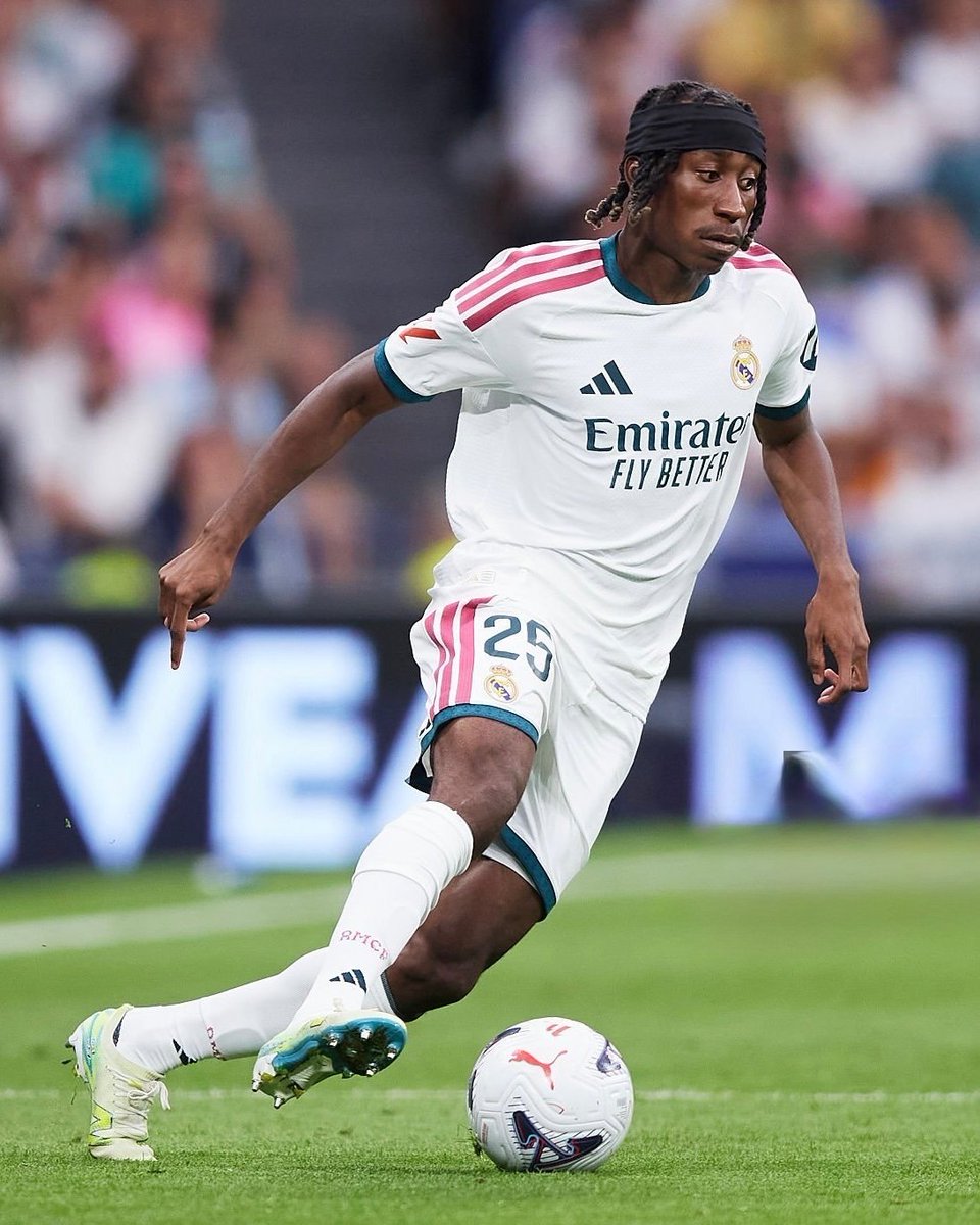 MADRlDISTAS's tweet photo. Para quem não se cega com fanatismo:

A diferença do Diomande para o atual Vinicius Jr. é GIGANTESCA. 

Olhem os lances do garoto quando entrou no jogo com um a menos hoje, olhem os dribles e o jogo sem bola.

Merece a titularidade e MUITO. https://t.co/KhEQPTuYGP