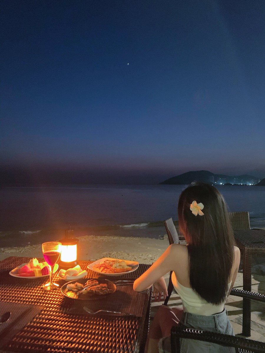 SaedyMuhammad's tweet photo. Missing my person across time zones  but we’re still watching the same sunset through our screens, laughing over bad takeout, and counting the days until we hug. Distance can’t dim our little moments https://t.co/sa2t4BLXMV