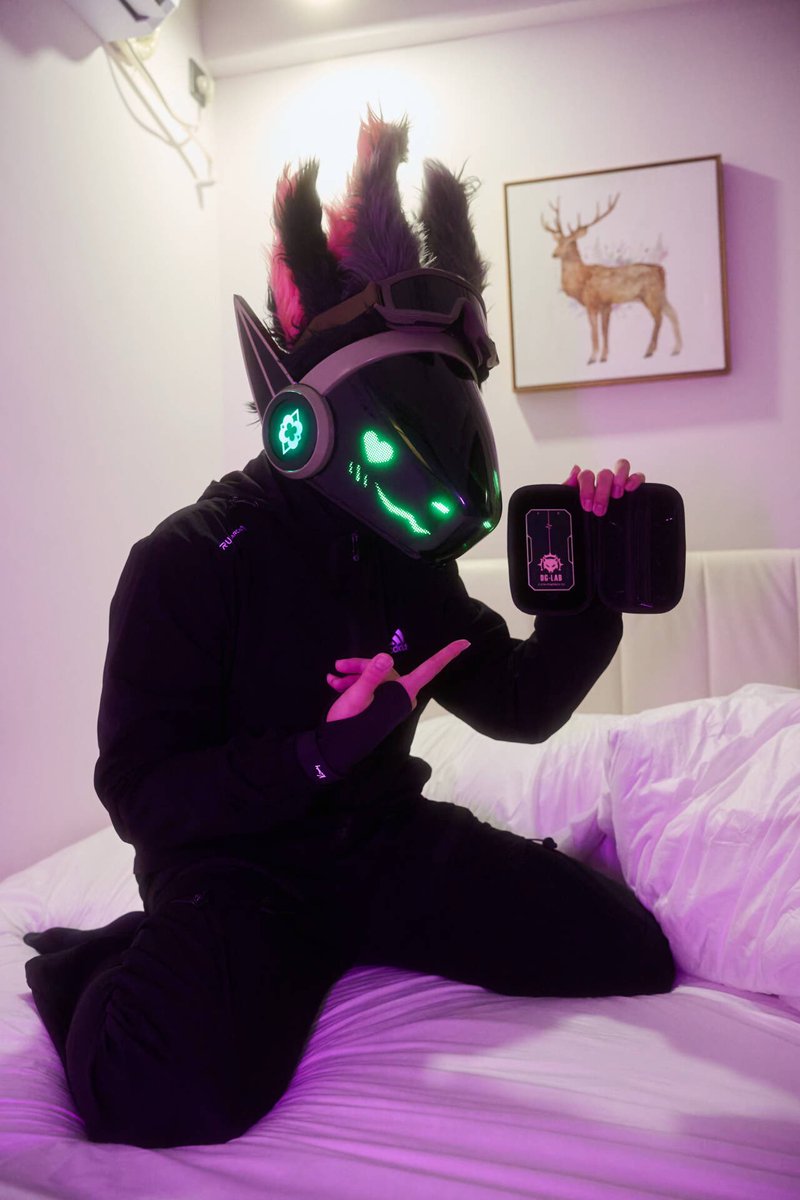 noxprotogen's tweet photo. 电子兽和他的充电器
要来陪我玩吗?我需要补充一点能量
💚🔋🔋💚
#protogen #furry #fursuit https://t.co/TWV95Q2lve