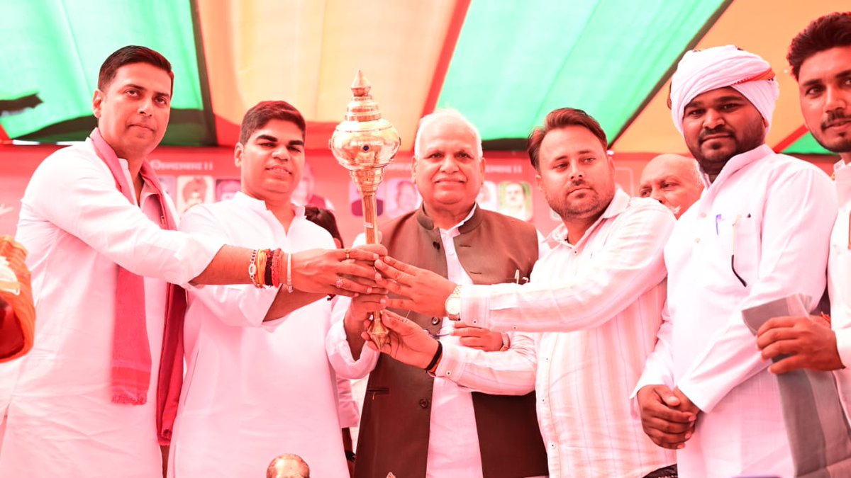 BabuSinghKush5's tweet photo. आज जनपद फ़िरोज़ाबाद के कनवारा चौराहा, हाथवंत, जसराना में आयोजित "पीडीए जन पंचायत" कार्यक्रम में सम्मिलित हुआ तथा वहाँ उपस्थित कार्यकर्ताओं एवं स्थानीय लोगों को संबोधित किया।

इस अवसर पर फ़िरोज़ाबाद के लोकप्रिय सांसद श्री अक्षय यादव जी भी उपस्थित रहे।

#Firozabad #PDA https://t.co/6Ol8QZn5WT