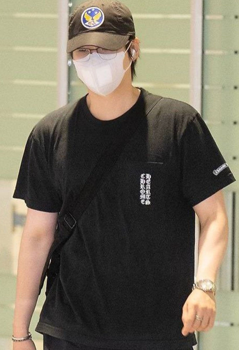 yoonminspace's tweet photo. vocês acham que eles só compartilham as roupas ou compram 2 por 1 preço?🤔 https://t.co/8niiJX8ibs