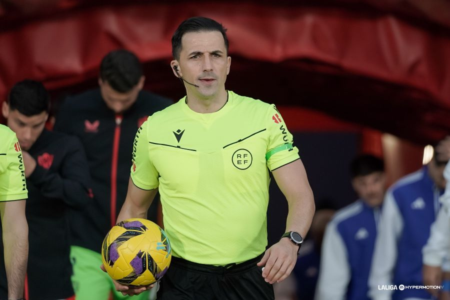 CarlosPuceland's tweet photo. Nos han empatado en el minuto 100 y 20 segundos. No ha sido un partido para que se descontaran más de 10 minutos. Este individuo ha influido en el empate. Además, expulsó a Balboa en una acción que no parece falta. https://t.co/WKmlLoU0Ie