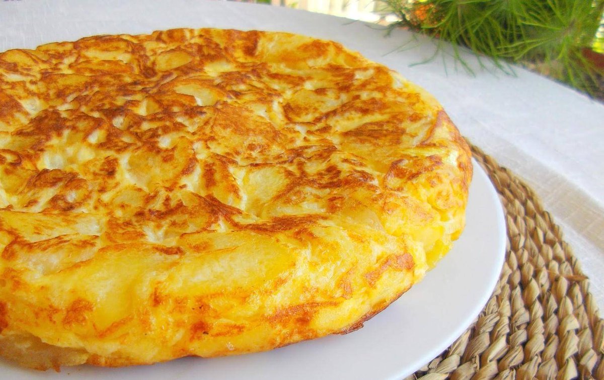 CorrieHarafc5's tweet photo. Hoy hice una tortilla de patatas casera, bien dorada y llena de sabor! （今天做了外焦里嫩的自制土豆煎蛋饼，超香！）， https://t.co/LaPSnArIPz