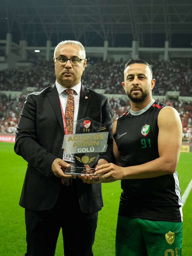 amedskofficial's tweet photo. 🏆Ayın Golü Ödülü Diaa Sabi’a’nın!

Erzurumspor FK maçında attığı gol, futbolseverlerin oylarıyla Ağustos ayının golü seçilen oyuncumuz Diaa Sabi’a, ödülünü aldı.

Tebrikler Diaa!💚❤️ https://t.co/IyTTQ1lkS5