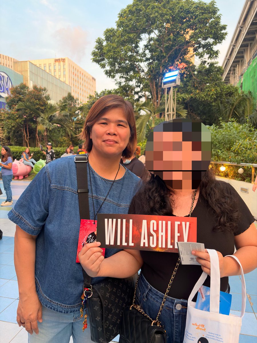 jvde4u's tweet photo. Hindi man ako nakapag pa picture sa aking paborito atleast kung kanino siya nanggaling may picture na kami HAHAHAHA love ko po yung anak niyo tita 🧡
Success ang album launch ng aming lagi @willashley05 
#Mikwill https://t.co/67Hs6QUB1b