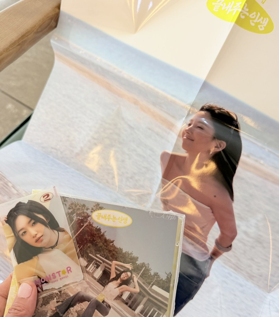 happyco_y's tweet photo. ソヨンんちゃんのアルバム買ったら、おまけで付いてきたトレカがシュファちゃんやってん！まさかのシュファちゃんで驚いたけどメンバー全員好きなので問題なし。ありがとう♡ 
ソヨンの歌、大好き。

#SOYEON #ソヨン #アイドゥル https://t.co/G7R2rK8hXV