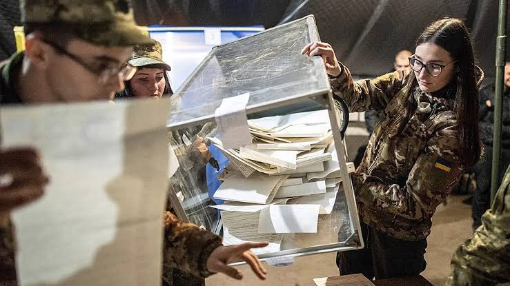 AndreaLucidi's tweet photo. Lo ammetto, scherzavo. Queste foto non riguardano la Russia. Sono foto delle elezioni presidenziali ucraine del 2019, le elezioni in cui fu eletto Zelensky. Che diranno ora i commentatori delle urne trasparenti e dei militari? https://t.co/kzbVAKWBSQ