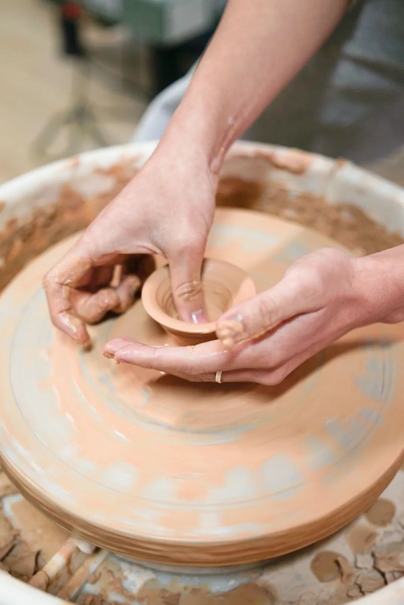 ChristineL3lqt's tweet photo. Taller de cerámica para principiantes en Madrid! Manos creando piezas únicas, café aromático incluido. Reserva tu plaza hoy y deja volar tu creatividad ， https://t.co/6406YGljF1